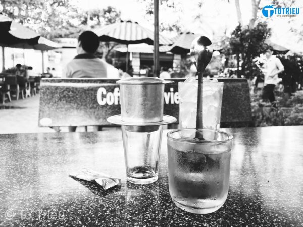 Sáng nay cà phê một mình