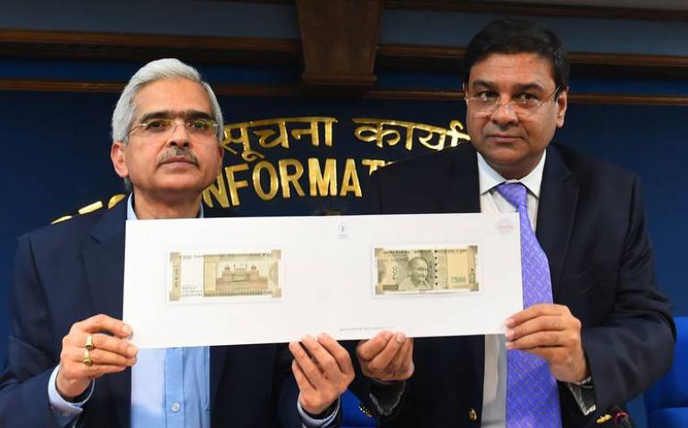 Bộ Trưởng Bộ Kinh Tế Shaktikanta Das (T) và Thống Đốc Ngân Hàng Ấn Độ Urjit R. Patel đang giới thiệu tờ 500 rupee mới trong buổi họp báo Thứ Ba, 08/11/2016 (AGENCE FRANCE-PRESSE/GETTY IMAGES)