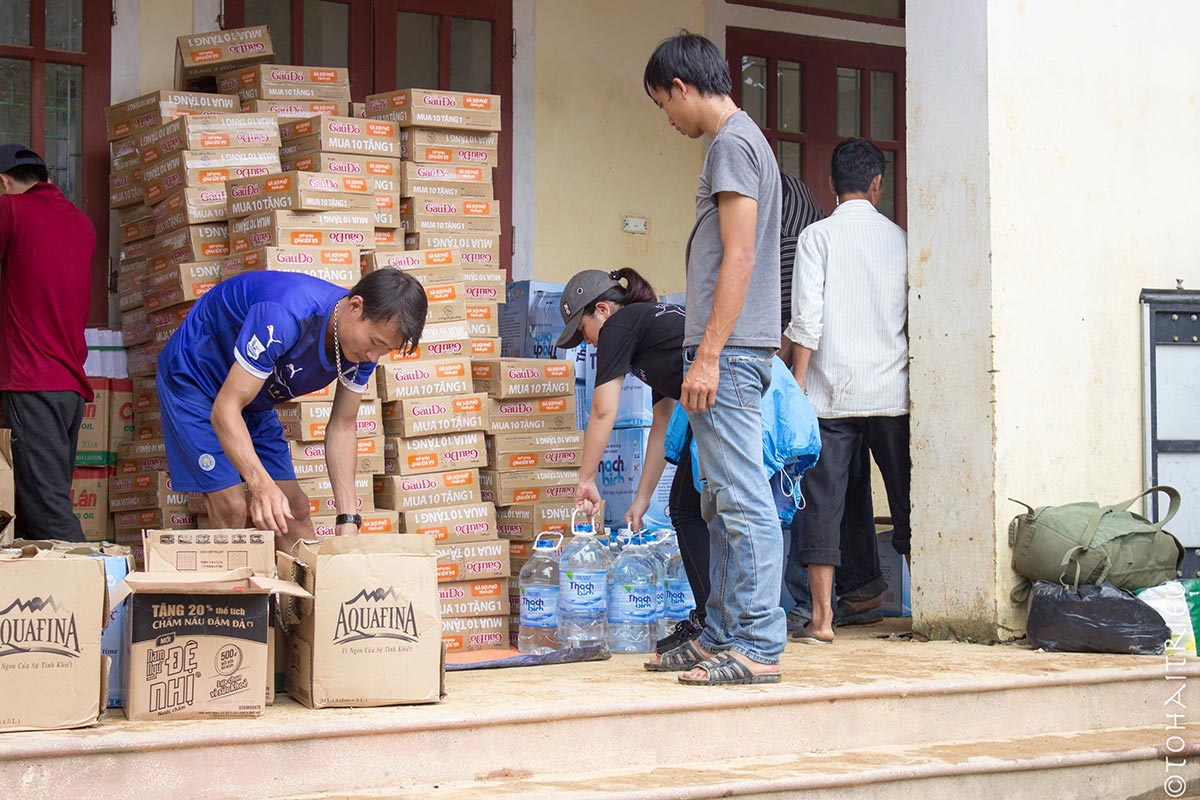 Chuẩn bị trao quà cho bà con