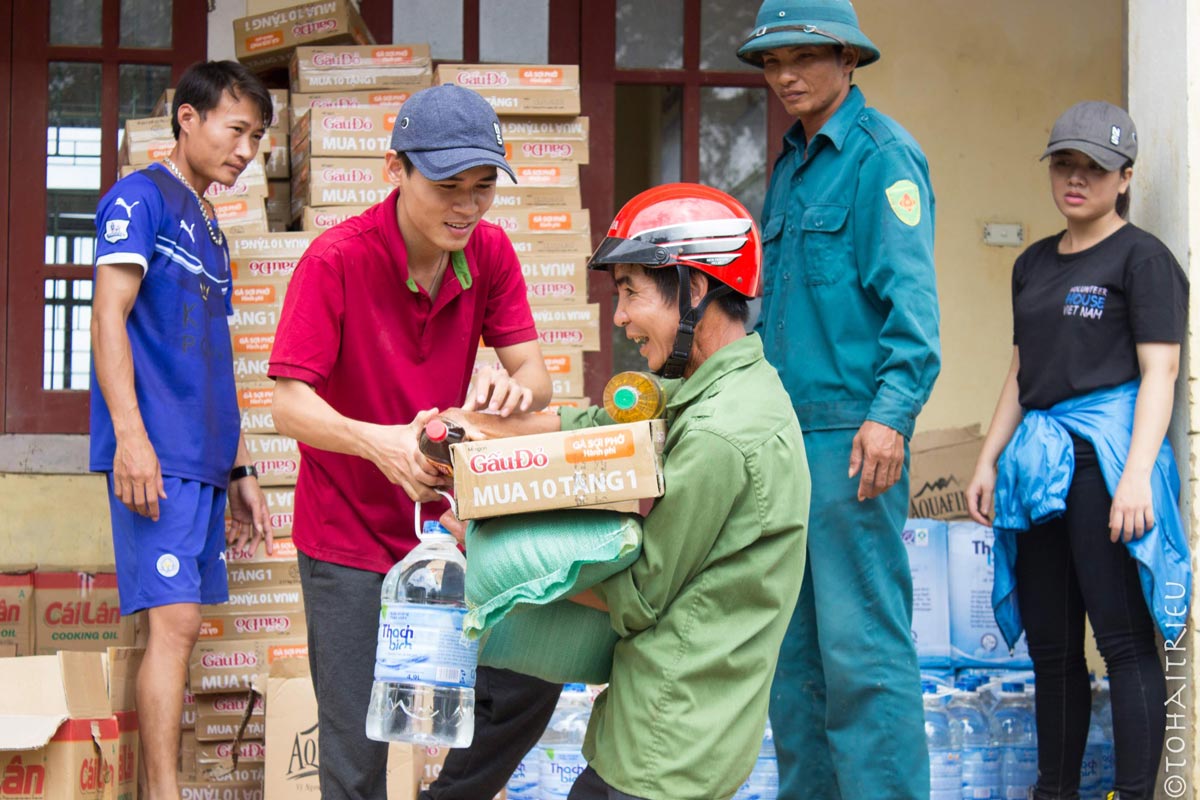 Trực tiếp trao quà cho bà con Hương Khê - Hà Tĩnh